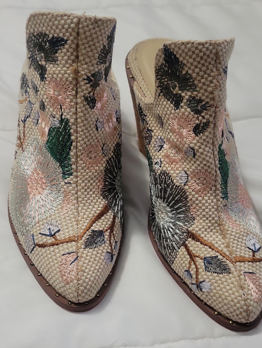 Chinese Laundry Beige Embroidered Floral Pointed Mules